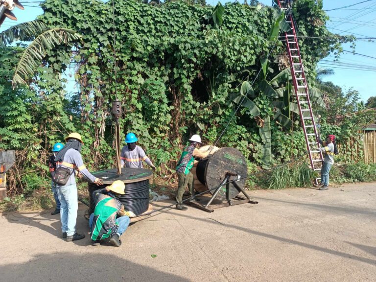 MGA LARAWAN NG ISINAGAWANG PAGPAPALIT SA BARE WIRES NG INSULATED WIRES KAHAPON, IKA-4 NG DISYEMBRE