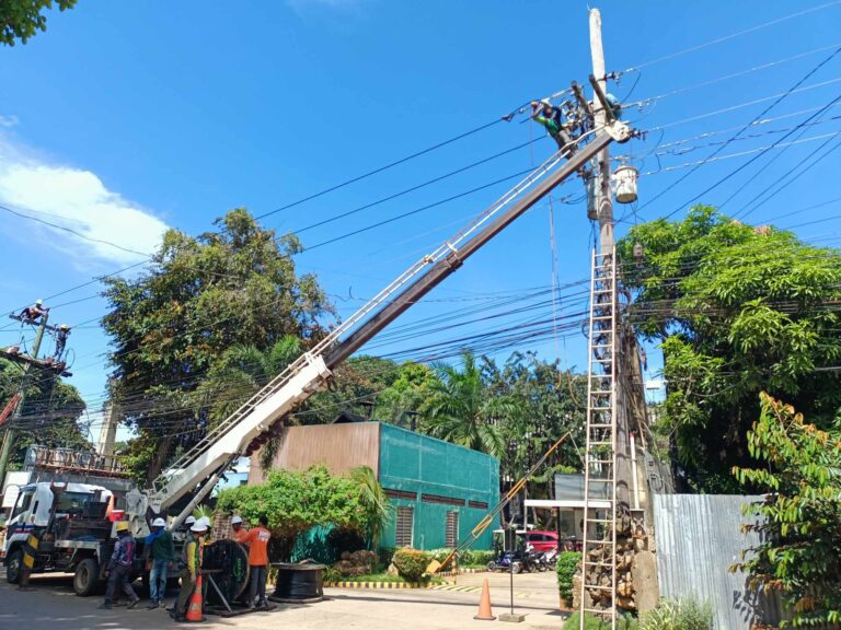 Isinagawang pagpapalit ng mga bare wires to insulated wires ng mga lineworker ng Paleco sa ilang bahagi ng GMA Circuit kahapon, ika-15 ng Enero.